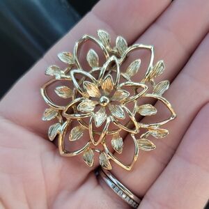 Vintage signed Sarah Coventry gold tone brooch